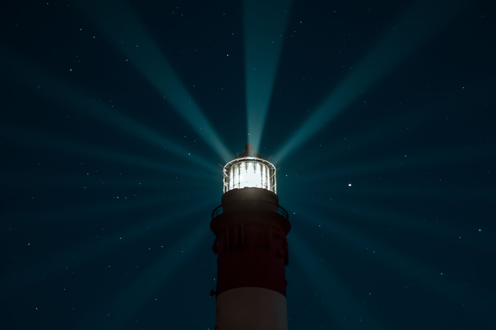 Faro iluminando la noche